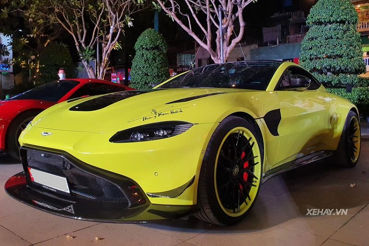 Chiếc siêu xe Aston Martin V8 Vantage của vị đại gia ngành thẩm mỹ cũng không hề thua kém những người anh em còn lại với bộ bodykit chính hãng được thiết kế và chế tạo bởi đội đua Aston Martin Racing (AMR). Xe còn được nâng cấp hệ thống ống xả Capristo cho âm thanh dữ dằn cùng bộ mâm Strasse.