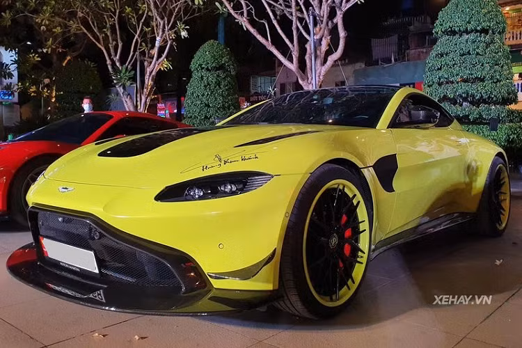 Chiếc siêu xe Aston Martin V8 Vantage của vị đại gia ngành thẩm mỹ cũng không hề thua kém những người anh em còn lại với bộ bodykit chính hãng được thiết kế và chế tạo bởi đội đua Aston Martin Racing (AMR). Xe còn được nâng cấp hệ thống ống xả Capristo cho âm thanh dữ dằn cùng bộ mâm Strasse.