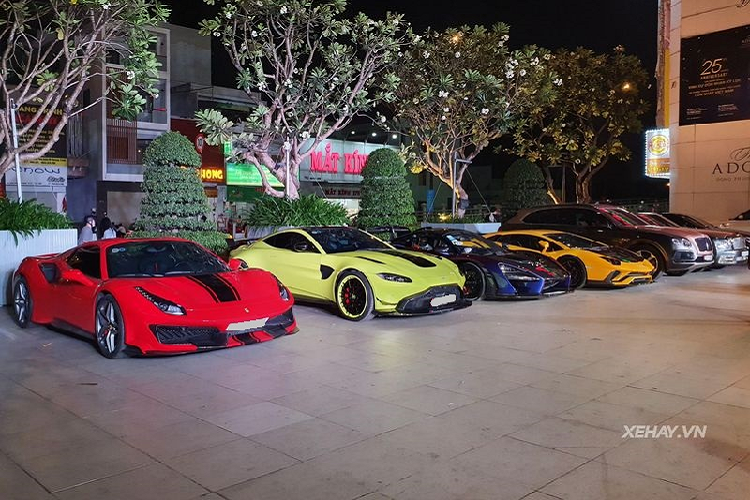 Dàn siêu xe trăm tỷ ngay lập tức gây chú ý vì độ đa dạng và xa hoa, có tất cả 7 chiếc là Ferrari 488 Pista Spider đầu tiên Việt Nam, Lamborghini Aventador S, McLaren Senna MSO độc nhất tại Việt Nam, Aston Martin V8 Vantage, Bentley Mulsanne, Bentley Bentayga V8 và Mercedes-Maybach S450. Trong số đó, Ferrari 488 Pista Spider là thành viên mới nhất, xe được đưa về nước hồi cuối năm 2020.