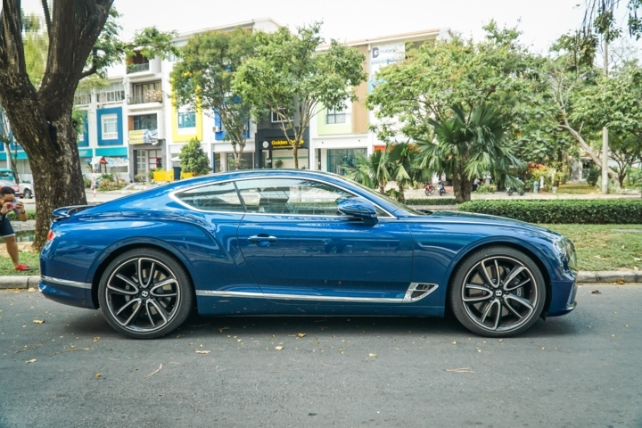 Sau khi ra biển trắng, giá lăn bánh của Bentley Continential GT dự kiến không dưới 1,1 triệu USD, tương đương hơn 25 tỷ đồng.