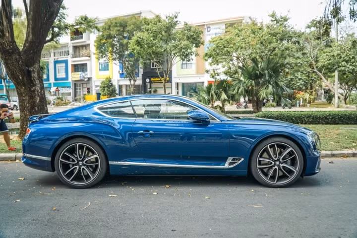 Sau khi ra biển trắng, giá lăn bánh của Bentley Continential GT dự kiến không dưới 1,1 triệu USD, tương đương hơn 25 tỷ đồng.