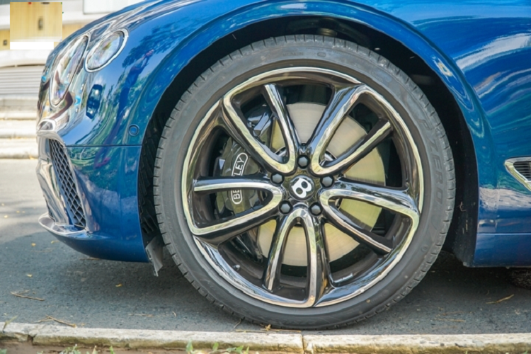 Theo ước tính, chi phí sửa chữa và khắc phục chiếc Bentley Continential GT đời 2018 này sẽ không dưới 3 tỷ đồng vì hư hỏng nhiều chi tiết đắt tiền. Nguyên nhân chính xác đang được xác minh.