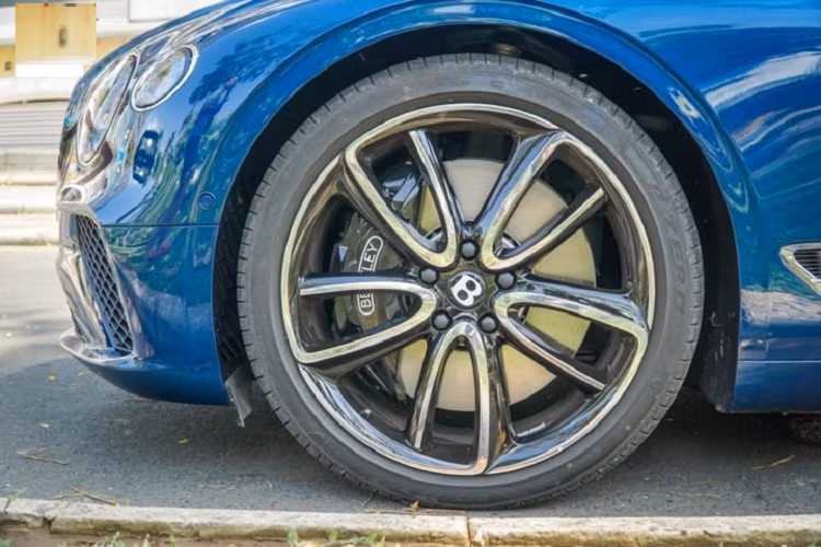 Theo ước tính, chi phí sửa chữa và khắc phục chiếc Bentley Continential GT đời 2018 này sẽ không dưới 3 tỷ đồng vì hư hỏng nhiều chi tiết đắt tiền. Nguyên nhân chính xác đang được xác minh.