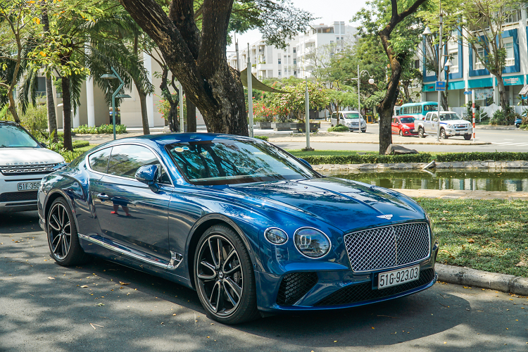 Cung cấp sức mạnh cho Bentley Continental GT 2018 là động cơ xăng tăng áp kép W12 6.0L sản sinh công suất 626 mã lực và mô-men xoắn cực đại 900Nm, siêu coupe có thể tăng tốc từ 0 - 100 km/h trong 3,7 giây, trước khi cán tốc độ tối đa 333 km/h.
