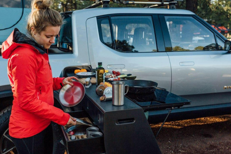 Hơn nữa, khu vực này còn có thể trở thành một “căn bếp di động” với đầy đủ tiện nghi như bếp từ, bồn rửa, vòi nước, bình đun nước, tủ đựng đồ bếp,… .Rivian đảm bảo rằng những trang bị này sẽ được thiết kế một cách kỹ lưỡng để người dùng sẽ không phải nghe thấy tiếng động va chạm nào trong quá trình di chuyển.