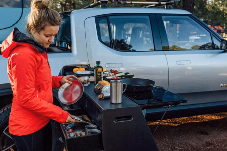 Hơn nữa, khu vực này còn có thể trở thành một “căn bếp di động” với đầy đủ tiện nghi như bếp từ, bồn rửa, vòi nước, bình đun nước, tủ đựng đồ bếp,… .Rivian đảm bảo rằng những trang bị này sẽ được thiết kế một cách kỹ lưỡng để người dùng sẽ không phải nghe thấy tiếng động va chạm nào trong quá trình di chuyển.
