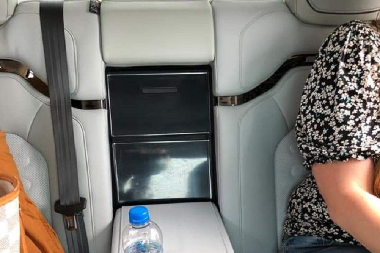 May mắn thay, một người dùng khác của diễn đàn Rivian Babbuino có những hình ảnh chân thực của chi tiết này đã chia sẻ giúp để những người quan tâm đến R1T được “mục sở thị”. Mặc dù hình ảnh không cho thấy “lối vào đường hầm” đã mở, nhưng tay vịn hàng ghế sau được gập xuống và ta có thể nhìn thấy rõ “cửa ra vào” đường hầm.