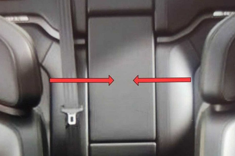 Và mới đây, tài khoản Duck Truck của diễn đàn Rivian đã chia sẻ thêm một thông tin thú vị về chiếc R1T trong chuyến đi "Ngày trải nghiệm Rivian". Người này cho biết, ở bên cửa phía người lái được trang bị đèn pin ẩn và đặc biệt là còn có một “lối vào hầm chứa đồ” được thiết kế một cách kín đáo bên trong cabin chiếc R1T. Tuy nhiên, những bức ảnh mà anh chụp được về khu vực này đã bị mất nên không thể chia sẻ chúng.