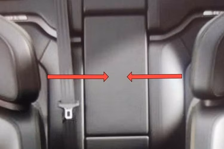 Và mới đây, tài khoản Duck Truck của diễn đàn Rivian đã chia sẻ thêm một thông tin thú vị về chiếc R1T trong chuyến đi "Ngày trải nghiệm Rivian". Người này cho biết, ở bên cửa phía người lái được trang bị đèn pin ẩn và đặc biệt là còn có một “lối vào hầm chứa đồ” được thiết kế một cách kín đáo bên trong cabin chiếc R1T. Tuy nhiên, những bức ảnh mà anh chụp được về khu vực này đã bị mất nên không thể chia sẻ chúng.