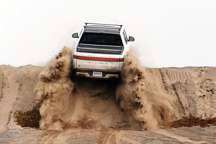 Ngoài ra, mẫu xe bán tải R1T còn được đánh giá cao nhờ sự mạnh mẽ và đặc biệt thân thiện với môi trường khi vận hành hoàn toàn bằng điện. Rivian R1T cung cấp cho khách hàng 3 lựa chọn cụm pin là 105 kWh, 135 kWh, 180 kWh và có phạm vi hoạt động lần lượt 370 km, 482 km và 643 km.