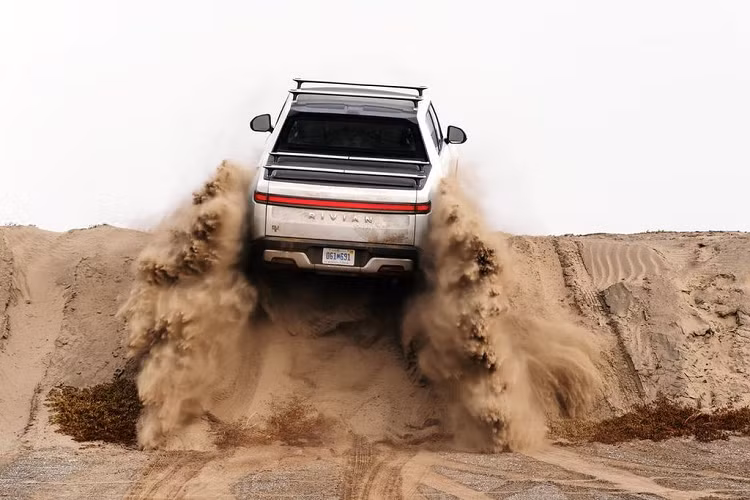 Ngoài ra, mẫu xe bán tải R1T còn được đánh giá cao nhờ sự mạnh mẽ và đặc biệt thân thiện với môi trường khi vận hành hoàn toàn bằng điện. Rivian R1T cung cấp cho khách hàng 3 lựa chọn cụm pin là 105 kWh, 135 kWh, 180 kWh và có phạm vi hoạt động lần lượt 370 km, 482 km và 643 km.