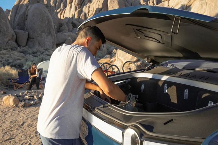 Bên cạnh những thiết kế sáng tạo xoay quanh “hầm chứa đồ”, Rivian R1T còn có một số trang bị hữu ích khác rất phù hợp với những người ưa cắm trại như lều dựng ở thùng xe hay cốp chứa đồ bên dưới nắp ca-pô.