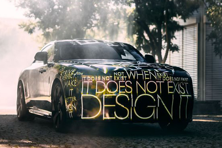 Chiếc xe điện hóa đầu tiên của Rolls-Royce Spectre hoàn toàn mới được ra mắt trực tuyến vào ngày 29/9/2021 vừa qua. Trong buổi ra mắt, Spectre vẫn được ngụy trang khá kỹ và chỉ được hé lộ một ít thông tin cơ bản.