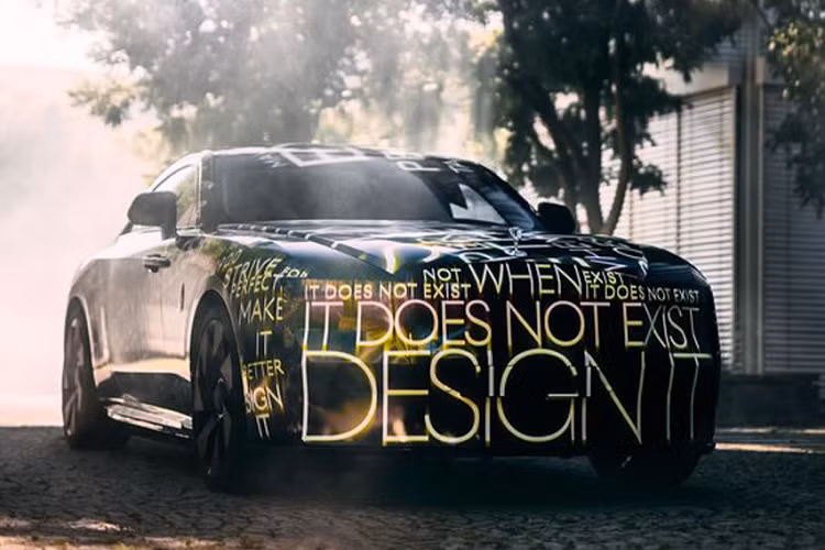 Chiếc xe điện hóa đầu tiên của Rolls-Royce Spectre hoàn toàn mới được ra mắt trực tuyến vào ngày 29/9/2021 vừa qua. Trong buổi ra mắt, Spectre vẫn được ngụy trang khá kỹ và chỉ được hé lộ một ít thông tin cơ bản.