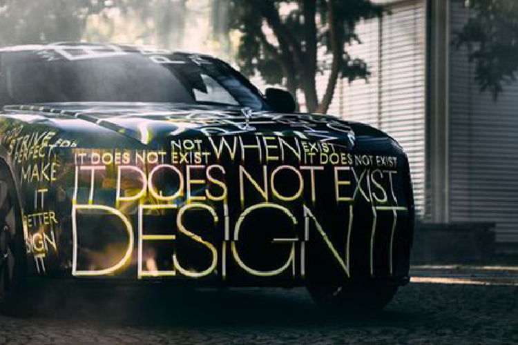 Trước khi được chính thức ra mắt, Rolls-Royce Spectre sẽ được chạy thử nghiệm trên toàn cầu với quãng đường dài hơn 4 triệu km, tương đương với khoảng 400 năm sử dụng. Spectre được coi là mẫu xe tiên phong cho kế hoạch điện hóa các sản phẩm của Rolls-Royce vào năm 2030. Hơn một thập kỷ trước, Rolls-Royce đã giới thiệu mẫu thử nghiệm 102EX dựa trên Phantom với hệ thống truyền động hai mô-tơ cung cấp 389 mã lực, sử dụng bộ pin 71kWh, cho phạm vi hoạt động 200 km.