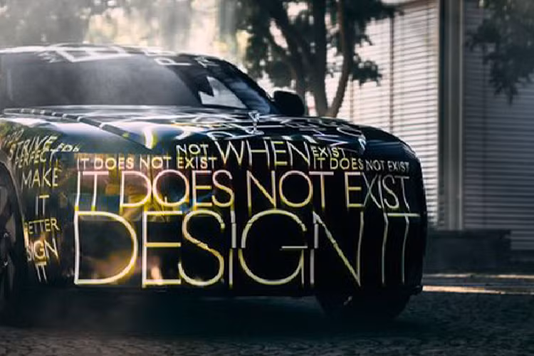 Trước khi được chính thức ra mắt, Rolls-Royce Spectre sẽ được chạy thử nghiệm trên toàn cầu với quãng đường dài hơn 4 triệu km, tương đương với khoảng 400 năm sử dụng. Spectre được coi là mẫu xe tiên phong cho kế hoạch điện hóa các sản phẩm của Rolls-Royce vào năm 2030. Hơn một thập kỷ trước, Rolls-Royce đã giới thiệu mẫu thử nghiệm 102EX dựa trên Phantom với hệ thống truyền động hai mô-tơ cung cấp 389 mã lực, sử dụng bộ pin 71kWh, cho phạm vi hoạt động 200 km.