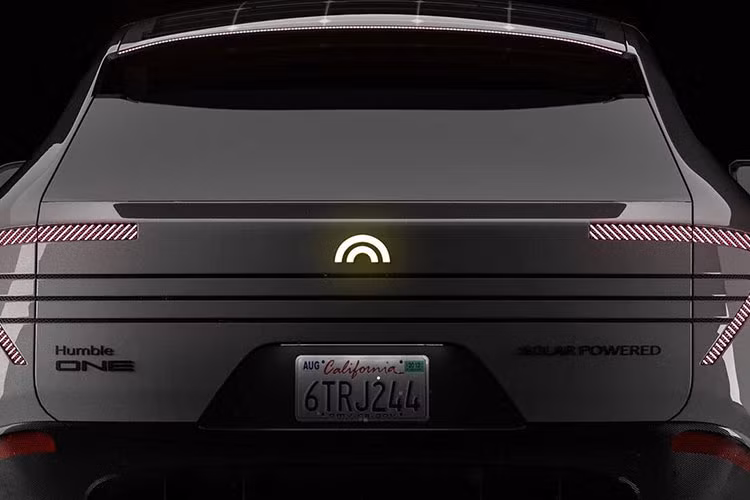 Với chiều dài 5,03 mét, nó sẽ dài hơn một chút so với Toyota Corolla và ngắn hơn một chiếc Tesla Cybertruck. Về mặt trọng lượng, chiếc xe điện công nghệ cao này sẽ nặng khoảng 1.815 kg.