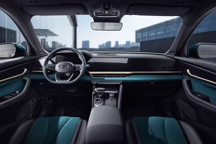 Bên trong chiếc Xingyue L 2021 trong hình ảnh do hãng Geely mới tung ra là không gian nội thất có những điểm nhấn màu xanh ngọc "tông xuyệt tông" với ngoại thất.