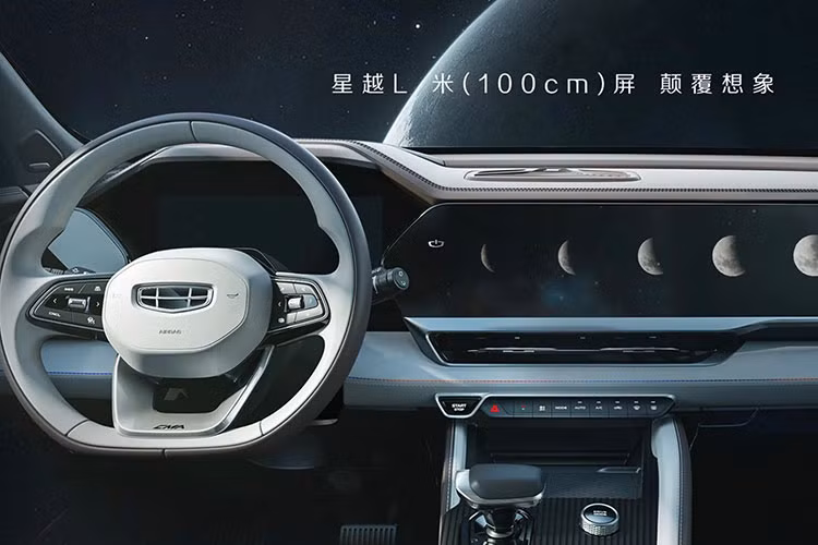 Từ ghế, vô lăng, mặt táp-lô đến mặt cửa, tất cả đều được điểm xuyết bằng mảng màu xanh ngọc. Ngoài ra, xe còn có những chi tiết màu vàng ánh kim trên mặt táp-lô, cửa gió điều hòa và mặt cửa. Tuy nhiên, thứ đập vào mắt người ngồi trong xe nhất phải là màn hình dài 1 m trên mặt táp-lô. Màn hình này kết hợp bảng đồng hồ kỹ thuật số với màn hình thông tin giải trí và màn hình trước ghế phụ lái.