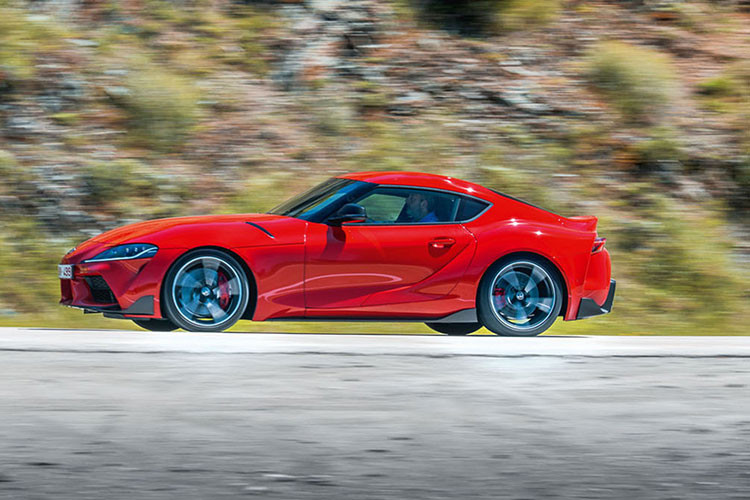 Cabin của Toyota 86 2022 cũng gần như giống hệt với người anh em Subaru BRZ 2022, ngoại trừ ghế ngồi bọc kiểu khác và huy hiệu GR trên vô lăng. Ở các chi tiết khác, nó có trang bị cùng một màn hình lái xe kỹ thuật số 7 inch và một màn hình thông tin giải trí 8 inch.