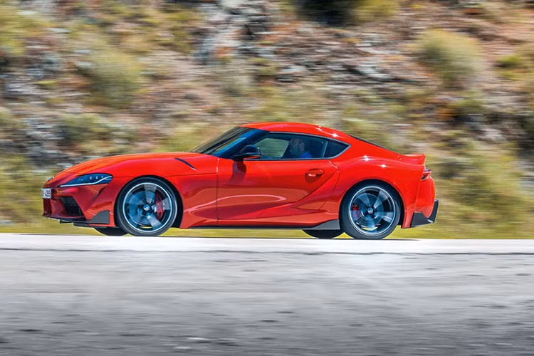 Cabin của Toyota 86 2022 cũng gần như giống hệt với người anh em Subaru BRZ 2022, ngoại trừ ghế ngồi bọc kiểu khác và huy hiệu GR trên vô lăng. Ở các chi tiết khác, nó có trang bị cùng một màn hình lái xe kỹ thuật số 7 inch và một màn hình thông tin giải trí 8 inch.