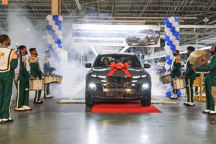 Mặc dù là một chiếc xe bán tải nhưng Hyundai Santa Cruz cũng đưa ra những lời khẳng định về trang bị những tính năng an toàn. Hệ thống an toàn tiêu chuẩn của Santa Cruz gồm có: hệ thống cảnh báo vật cản, hệ thống hỗ trợ lực phanh khẩn cấp BA, hệ thống chống bó phanh ABS, nhắc nhở cài dây an toàn, tính năng hỗ trợ giữ làn đường, hệ thống phân phối lực phanh điện tử EBD.