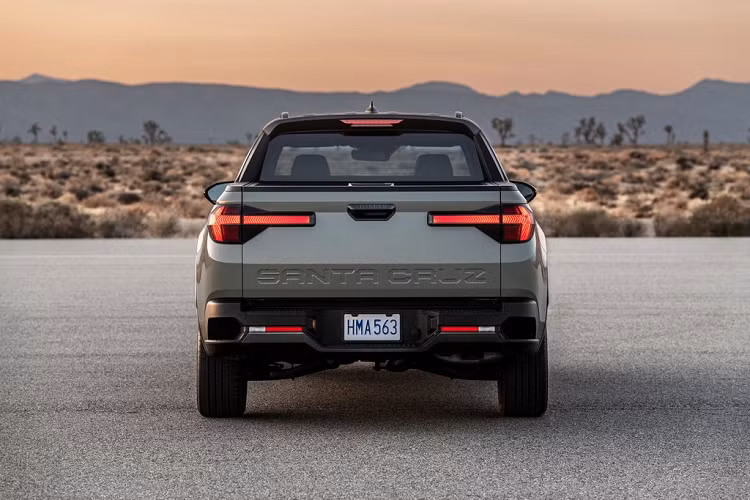 Chiếc bán tải đầu tiên nhà Hyundai có thiết kế trẻ trung, thanh thoát, thon gọn, đậm tính thể thao và được trang bị những tính năng phù hợp dạo phố, dã ngoại hơn tải hàng hóa. Những đường cong trên thân xe, đường viền ốp crom trên cửa sổ hay tay nắm cửa là những điểm nhấn đắt giá cho dòng xe này.