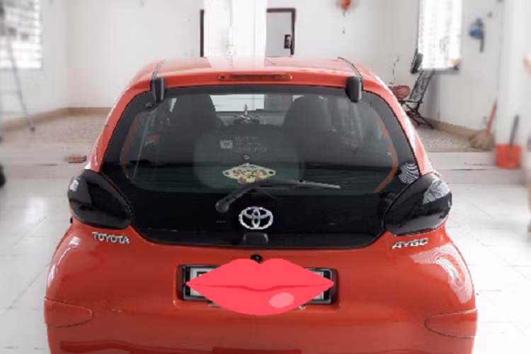 Nội thất Toyota Aygo được thiết kế đơn giản hướng vào sự tiện dụng, vô lăng thiết kế nhỏ nhắn để tiết kiệm không gian để chân. Ghế ngồi bọc Nỉ chỉnh cơ, đồng hồ hỗ trợ lái thiết kế đơn giản.