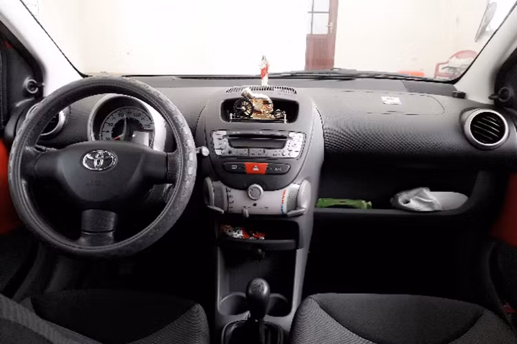 Giá rẻ, sử dụng động cơ nhỏ tiết kiệm, vận hành bền bỉ giúp Toyota Aygo hơn 10 năm tuổi trở thành sự lựa chọn độc đáo, phù hợp với túi tiền của nhiều người mua xe, nếu có nhu cầu mua xe đô thị cỡ nhỏ để đi phố “che nắng che mưa”.