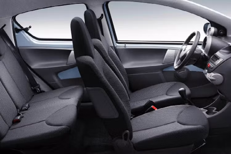 Dẫu vậy, người dùng có thể gặp một số phiền phức khi sử dụng Toyota Aygo vì phụ tùng thay thế có thể sẽ không có sẵn, vì đây là dòng xe nhập khẩu không chính hãng.