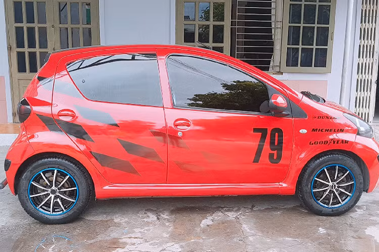 Dẫu vậy, dòng xe này thiếu nhiều trang bị tiện nghi, an toàn và hỗ trợ lái, phụ tùng thay thế khó kiếm. Chính vì thế, dù giá rẻ nhưng Toyota Aygo vẫn không dễ dàng tìm được khách mua.