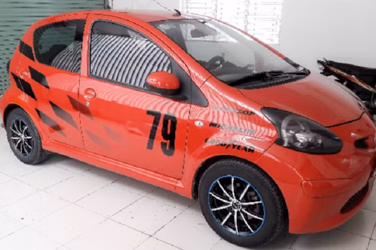 Toyota Aygo sử dụng động cơ xăng 3 xy-lanh thẳng hàng, dung tích 1.0L hút khí tự nhiên, mã 1KR-FE cho công suất tối đa 68 mã lực tại 6.000 vòng/phút và mô-men xoắn cực đại 93Nm tại 3.600 vòng/phút. Sức mạnh được truyền xuống thông qua hộp số sàn và tự động 5 cấp.