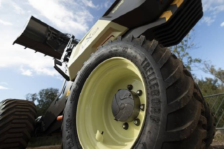 LX03 là một chiếc máy xúc lật 5 tấn Volvo phát triển với phương pháp mô-đun hóa. Điều đó có nghĩa là nó có khả năng được làm lớn hơn hoặc nhỏ hơn với một chút điều chỉnh trong quá trình sản xuất.