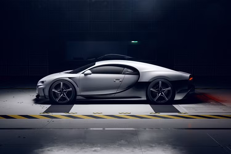 Hendrik Malinowski, Giám đốc Kinh doanh và Vận hành của thương hiệu Bugatti nhận xét: “Những khách hàng của chúng tôi trên khắp thế giới đều là những người sành sỏi thực sự. Họ đều là những người làm việc chăm chỉ, tự lập, coi việc sở hữu xe Bugatti là hiện thực hóa một giấc mơ. Họ hiểu được sự tận tâm đằng sau thiết kế và kỹ thuật mang tính tiên phong của mỗi mẫu Chiron..."
