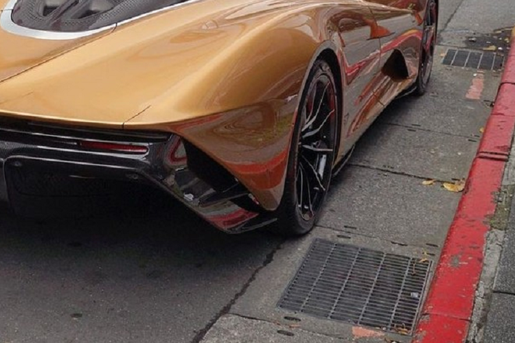 Hai con số tương ứng của mô-tơ điện là 308 mã lực và 347 Nm. Sức mạnh kể trên cộng với trọng lượng khô chỉ 1.430 kg, McLaren Speedtail có thể tăng tốc từ 0-300 km/h trong thời gian chỉ 12,8 giây. Như vậy, McLaren Speedtail có thời gian tăng tốc nhanh hơn 0,3 giây so với Bugatti Chiron vốn sở hữu công suất tối đa 1.479 mã lực. Ngoài ra, McLaren Speedtail còn có vận tốc tối đa 402 km/h.