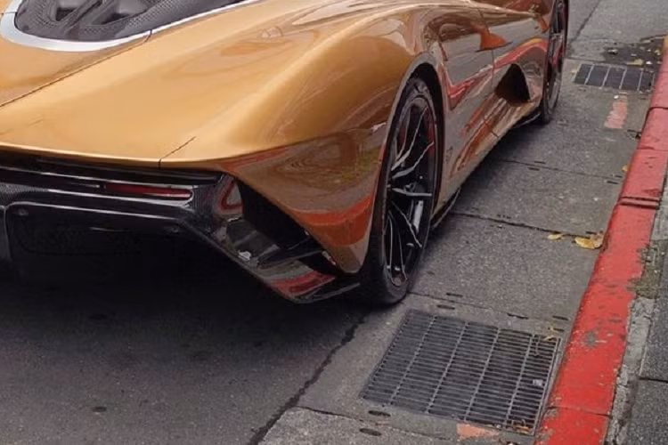 Hai con số tương ứng của mô-tơ điện là 308 mã lực và 347 Nm. Sức mạnh kể trên cộng với trọng lượng khô chỉ 1.430 kg, McLaren Speedtail có thể tăng tốc từ 0-300 km/h trong thời gian chỉ 12,8 giây. Như vậy, McLaren Speedtail có thời gian tăng tốc nhanh hơn 0,3 giây so với Bugatti Chiron vốn sở hữu công suất tối đa 1.479 mã lực. Ngoài ra, McLaren Speedtail còn có vận tốc tối đa 402 km/h.