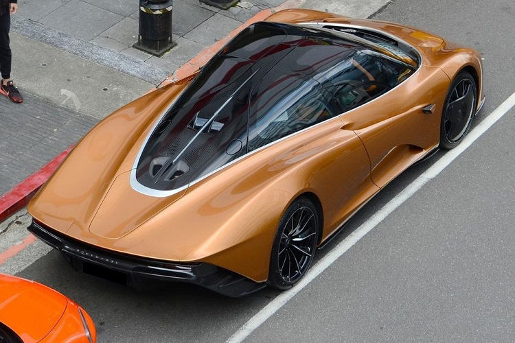 Ở trên McLaren Speedtail, hãng siêu xe Anh quốc trang bị cho xe bộ mâm đúc bằng hợp kim siêu nhẹ với thiết kế đa chấu theo hình cánh quạt. Ở phía trước, bộ mâm này sẽ được trang bị thêm bộ che khí được làm bằng sợi carbon. Trước đây, kiểu thiết kế này được sử dụng trên xe đua Công thức 1 cũng như nhiều loại xe đua LM, GTE khác.