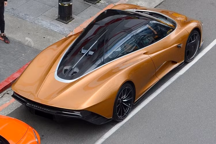 Ở trên McLaren Speedtail, hãng siêu xe Anh quốc trang bị cho xe bộ mâm đúc bằng hợp kim siêu nhẹ với thiết kế đa chấu theo hình cánh quạt. Ở phía trước, bộ mâm này sẽ được trang bị thêm bộ che khí được làm bằng sợi carbon. Trước đây, kiểu thiết kế này được sử dụng trên xe đua Công thức 1 cũng như nhiều loại xe đua LM, GTE khác.