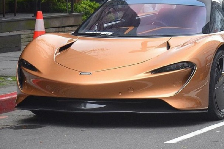 Được ra đời để tri ân siêu xe huyền thoại F1, McLaren Speedtail sở hữu không gian nội thất chỉ có 3 chỗ ngồi với ghế lái bằng sợi carbon nằm giữa. Tuy nhiên, sự tương đồng giữa F1 và Speedtail cũng dừng ở đây khi siêu xe mới của McLaren sử dụng hệ thống động cơ hybrid có công suất tối đa 1.035 mã lực và mô-men xoắn cực đại 1.149 Nm. Cụ thể, hệ thống hybrid này trên siêu xe McLaren Speedtail bao gồm động cơ xăng V8, tăng áp kép, dung tích 4.0 lít, tạo ra công suất tối đa 746 mã lực và mô-men xoắn cực đại 799 Nm.