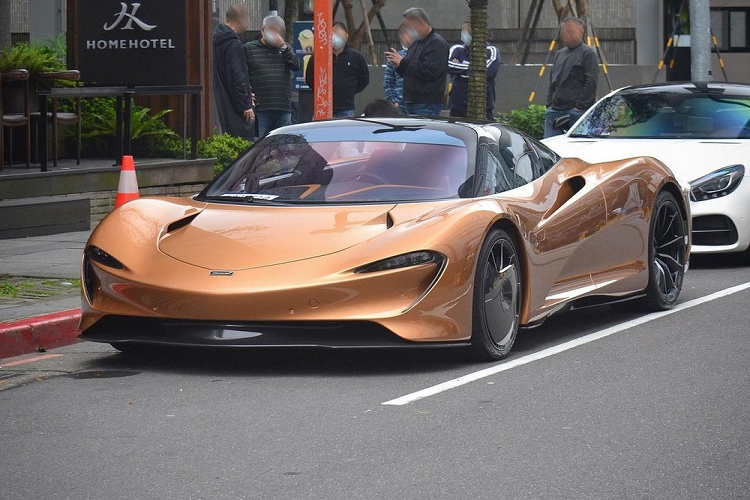 Dòng siêu xe hypercar của hãng McLaren hiện tại đang thu hút sự chú ý của giới mê xe và các đại gia nhiều nhất đó chính là Speedtail, mẫu siêu xe 3 chỗ ngồi tiếp theo ra đời sau khi McLaren F1 đã dừng sản xuất được hơn 23 năm. Khá thú vị là cả McLaren F1 và McLaren Speedtail đặc biệt đều chỉ có 106 chiếc trên thế giới nên các đại gia rất tranh thủ đặt hàng.