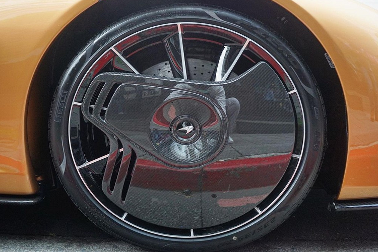 Siêu phẩm McLaren Speedtail đầu tiên về Đài Loan có màu sơn đồng rất lạ mắt cùng với đó là nhiều chi tiết carbon đẹp mắt. McLaren Speedtail là siêu xe hoàn toàn mới, ra mắt vào tháng 10/2018 và thuộc dòng Ultimate Series. Siêu xe triệu đô McLaren Speedtail sử dụng hệ thống động cơ hybrid xăng-điện với tốc độ tối đa 391 km/h. Speedtail được khẳng định là siêu xe nhanh và sang trọng nhất của McLaren.