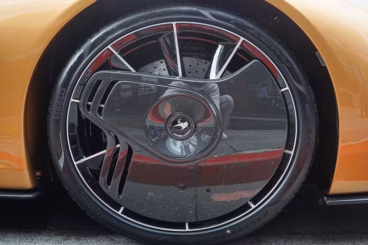 Siêu phẩm McLaren Speedtail đầu tiên về Đài Loan có màu sơn đồng rất lạ mắt cùng với đó là nhiều chi tiết carbon đẹp mắt. McLaren Speedtail là siêu xe hoàn toàn mới, ra mắt vào tháng 10/2018 và thuộc dòng Ultimate Series. Siêu xe triệu đô McLaren Speedtail sử dụng hệ thống động cơ hybrid xăng-điện với tốc độ tối đa 391 km/h. Speedtail được khẳng định là siêu xe nhanh và sang trọng nhất của McLaren.