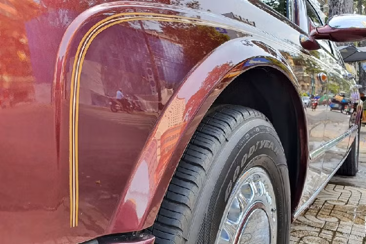 Theo quan sát, dù đã trải qua hơn 20 năm có mặt trên thị trường, siêu phẩm Rolls-Royce Silver Seraph đời 1999 này vẫn giữ được cho mình vẻ ngoài vô cùng hấp dẫn. Nhiều chi tiết như nước sơn, các đường viền mạ crome, mâm xe, mặt ca-lăng hay cửa kính... của xe đều còn rất bóng và không có nhiều sự xuống cấp theo thời gian.