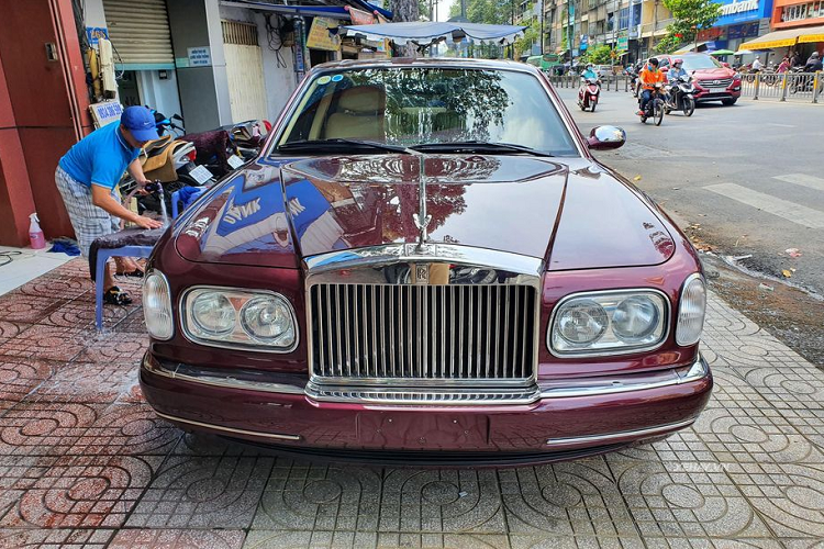 Vào những năm cuối thế kỷ XX đầu thế kỷ XXI, mẫu xe siêu sang Rolls-Royce Silver Seraph là một biểu tượng cho sự xa hoa, quyền lực của giới thượng lưu thế giới. Mẫu xe này được sản xuất trong gian đoạn từ năm 1998 - 2002 với số lượng xe xuất xưởng chỉ là 1.570 chiếc.