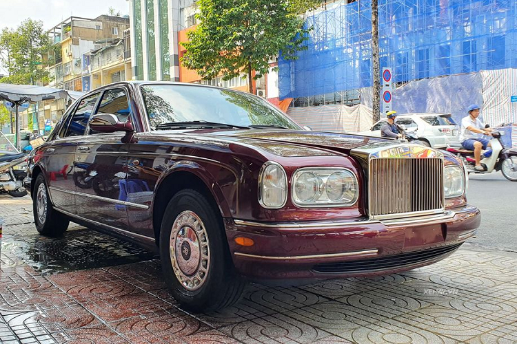 Nhìn chung, với giá trị ở thời điểm hiện tại đạt trên 7 tỷ đồng, Rolls-Royce Silver Seraph 1999 vẫn là một món đồ quý giá mà chỉ có các tay chơi xe thực thụ mới dám sở hữu. Bởi lẽ với số tiền đó, đại gia Việt hoàn toàn có thể chạm tới các mẫu xe sang hiện đại như Maybach S-Class hay BMW 7-Series phiên bản 740Li hoặc 750Li.