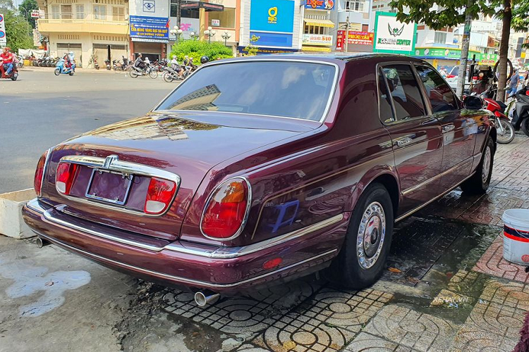 Được biết, mức giá xe Rolls-Royce Silver Seraph đời 1999 trong bài viết này đang được chào bán ở mức khoảng trên 7 tỷ đồng, tức tương đương với một mẫu Mercedes-Maybach S-Class đời mới.
