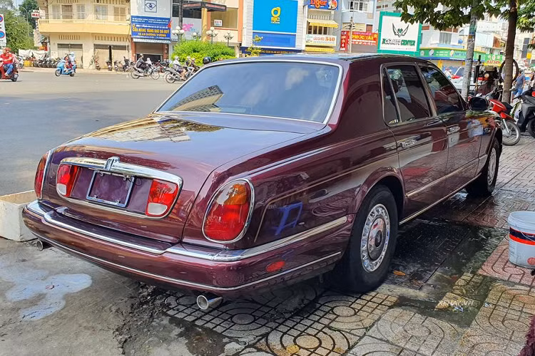 Được biết, mức giá xe Rolls-Royce Silver Seraph đời 1999 trong bài viết này đang được chào bán ở mức khoảng trên 7 tỷ đồng, tức tương đương với một mẫu Mercedes-Maybach S-Class đời mới.