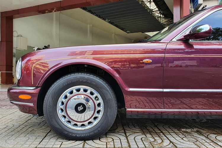 Do đó, chiếc Rolls-Royce Silver Seraph 1999 này không chỉ hiếm tại Việt Nam mà ngay cả ở những nước giàu có như Mỹ, UAE hay Trung Quốc... số lượng xe lăn bánh cũng chỉ rất nhỏ.