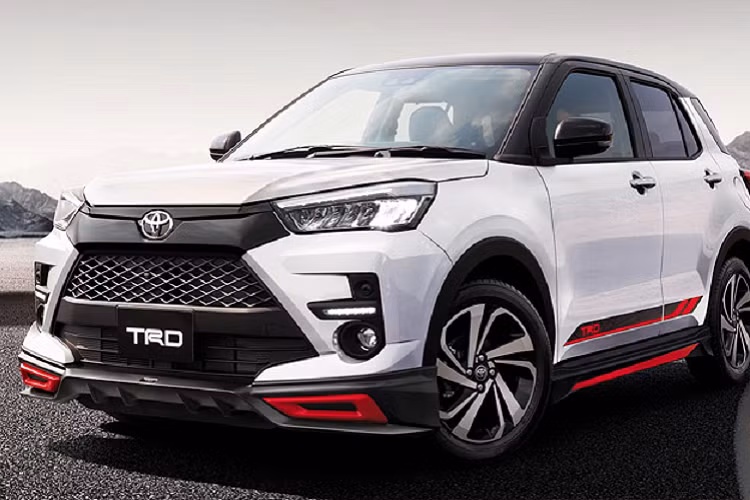 Tại thị trường Đông Nam Á, Toyota Raize cũng vừa cập bến Indonesia và thu về 1.269 đơn đặt hàng chỉ sau 1 tuần ra mắt. Xe được cập nhật cả phiên bản GR Sport mang phong cách thể thao, bên cạnh các phiên bản tiêu chuẩn khác. Rất có thể Toyota Việt Nam cũng sẽ làm điều tương tự với Raize, giống như cách mà hãng đã mang về nước Toyota Vios phiên bản GR-S cách đây chưa lâu.