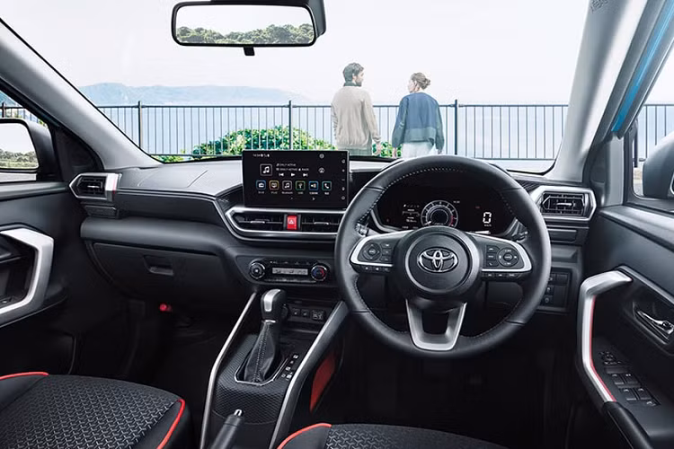 Toyota Raize được ưu ái sở hữu cả các công nghệ hỗ trợ vận hành rất tiên tiến, như ga tự động thông minh, hỗ trợ giữ làn, nhận diện biển báo, hỗ trợ phanh tự động tránh va chạm với người đi bộ, hỗ trợ tránh đạp nhầm chân ga khi vừa khởi động xe, hệ thống camera 360 độ, hỗ trợ thao tác đỗ xe... trong khi các thị trường khác bị cắt bỏ các option này.